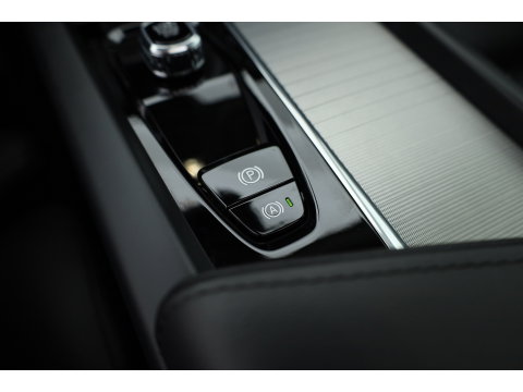 Volvo XC60 2.0 T8 Plug-in hybrid AWD Ultimate Dark | Pano | Trekhaak | HUD | Pilot Assist | Bliss | Leder | H&K | 360cam | Stoel- Stuurverw.