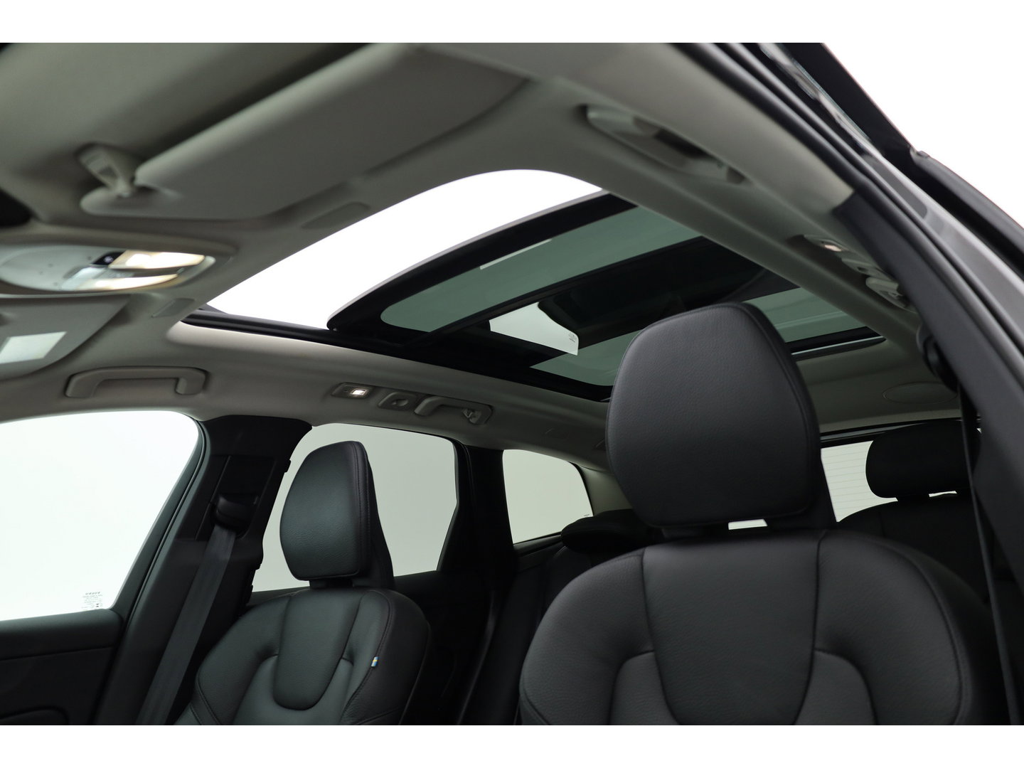 Volvo XC60 2.0 T8 Plug-in hybrid AWD Ultimate Dark | Pano | Trekhaak | HUD | Pilot Assist | Bliss | Leder | H&K | 360cam | Stoel- Stuurverw.