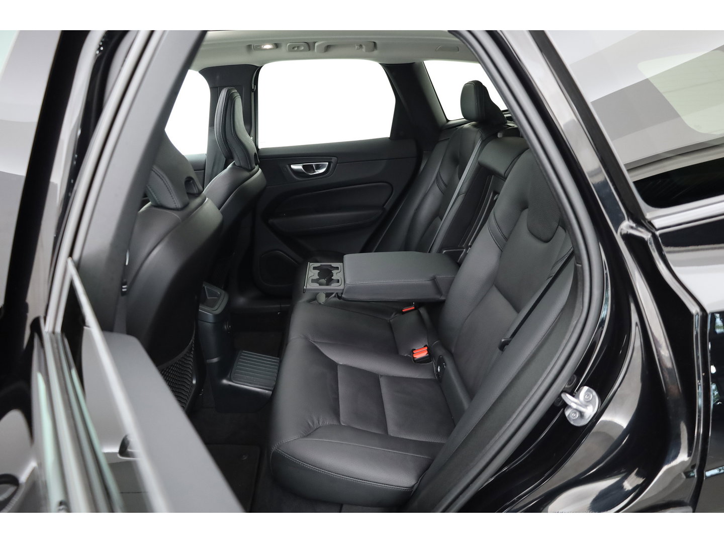 Volvo XC60 2.0 T8 Plug-in hybrid AWD Ultimate Dark | Pano | Trekhaak | HUD | Pilot Assist | Bliss | Leder | H&K | 360cam | Stoel- Stuurverw.