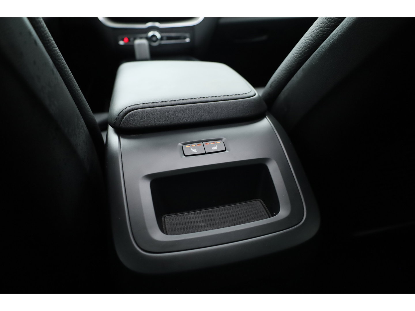 Volvo XC60 2.0 T8 Plug-in hybrid AWD Ultimate Dark | Pano | Trekhaak | HUD | Pilot Assist | Bliss | Leder | H&K | 360cam | Stoel- Stuurverw.