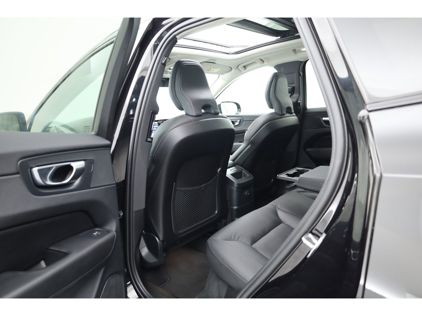 Volvo XC60 2.0 T8 Plug-in hybrid AWD Ultimate Dark | Pano | Trekhaak | HUD | Pilot Assist | Bliss | Leder | H&K | 360cam | Stoel- Stuurverw.