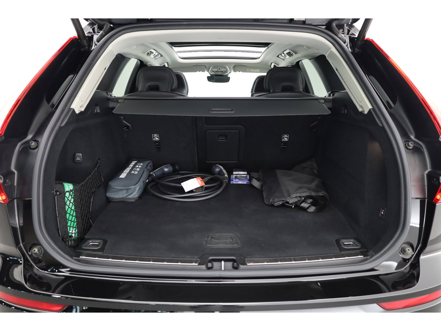 Volvo XC60 2.0 T8 Plug-in hybrid AWD Ultimate Dark | Pano | Trekhaak | HUD | Pilot Assist | Bliss | Leder | H&K | 360cam | Stoel- Stuurverw.