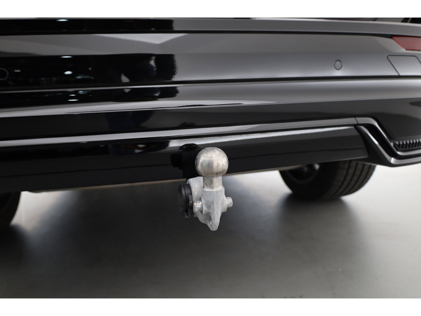 Volvo XC60 2.0 T8 Plug-in hybrid AWD Ultimate Dark | Pano | Trekhaak | HUD | Pilot Assist | Bliss | Leder | H&K | 360cam | Stoel- Stuurverw.