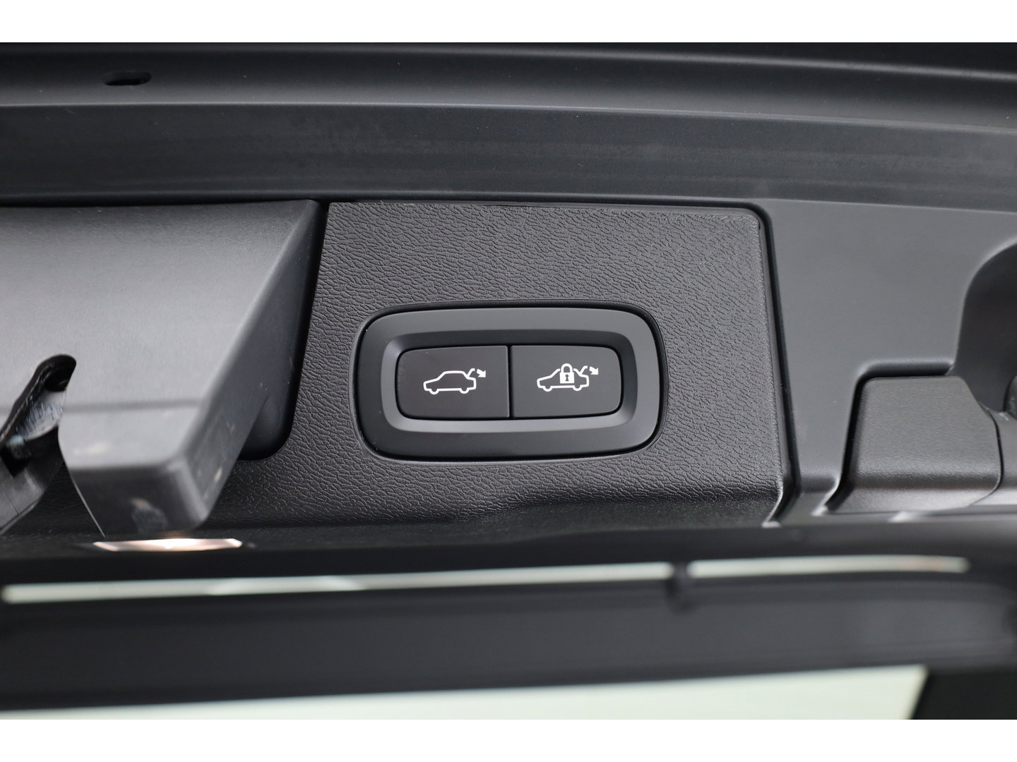 Volvo XC60 2.0 T8 Plug-in hybrid AWD Ultimate Dark | Pano | Trekhaak | HUD | Pilot Assist | Bliss | Leder | H&K | 360cam | Stoel- Stuurverw.