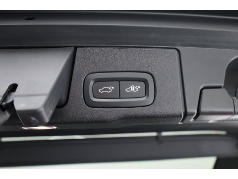 Volvo XC60 2.0 T8 Plug-in hybrid AWD Ultimate Dark | Pano | Trekhaak | HUD | Pilot Assist | Bliss | Leder | H&K | 360cam | Stoel- Stuurverw.