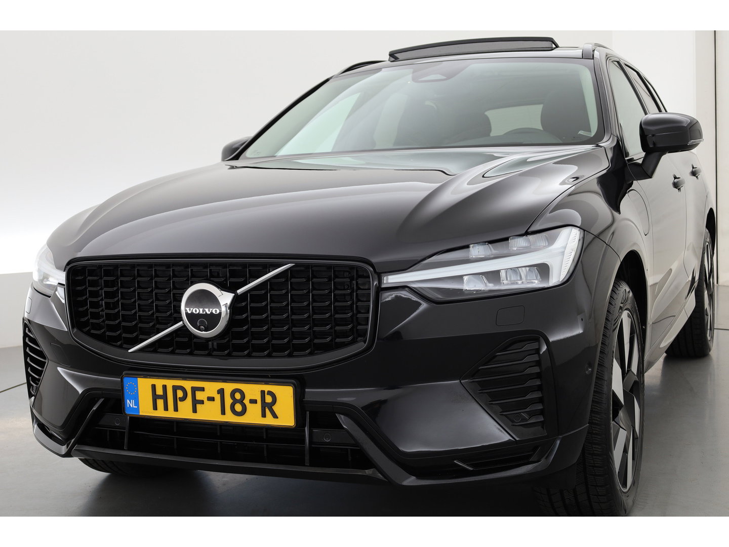 Volvo XC60 2.0 T8 Plug-in hybrid AWD Ultimate Dark | Pano | Trekhaak | HUD | Pilot Assist | Bliss | Leder | H&K | 360cam | Stoel- Stuurverw.