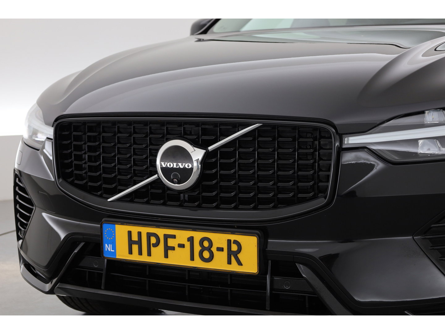 Volvo XC60 2.0 T8 Plug-in hybrid AWD Ultimate Dark | Pano | Trekhaak | HUD | Pilot Assist | Bliss | Leder | H&K | 360cam | Stoel- Stuurverw.