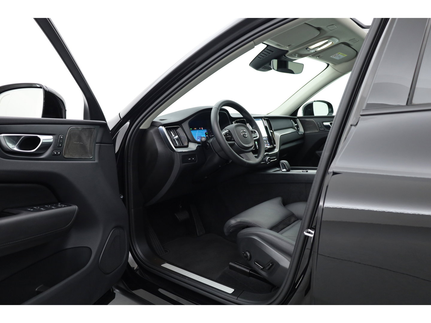 Volvo XC60 2.0 T8 Plug-in hybrid AWD Ultimate Dark | Pano | Trekhaak | HUD | Pilot Assist | Bliss | Leder | H&K | 360cam | Stoel- Stuurverw.