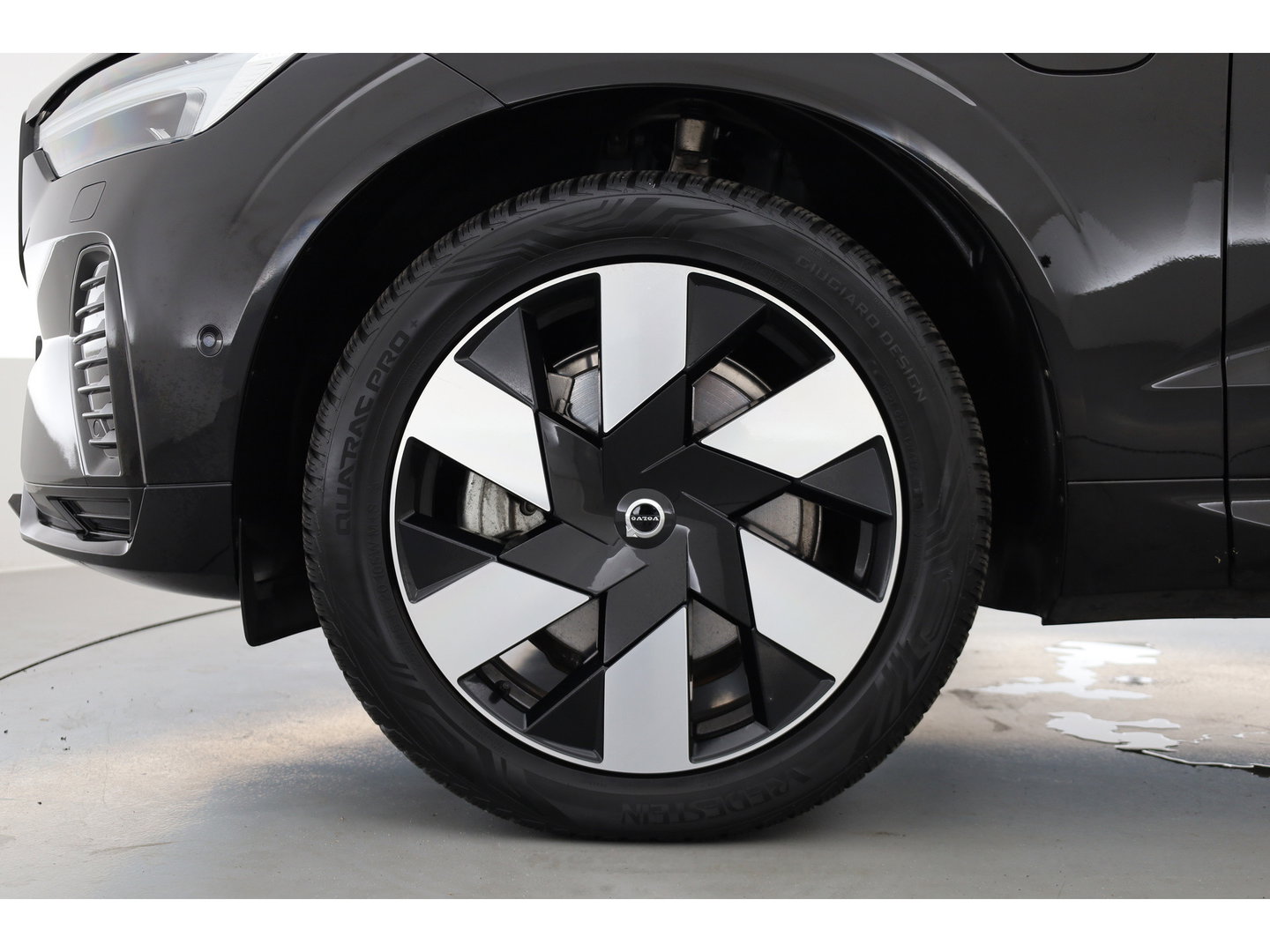 Volvo XC60 2.0 T8 Plug-in hybrid AWD Ultimate Dark | Pano | Trekhaak | HUD | Pilot Assist | Bliss | Leder | H&K | 360cam | Stoel- Stuurverw.