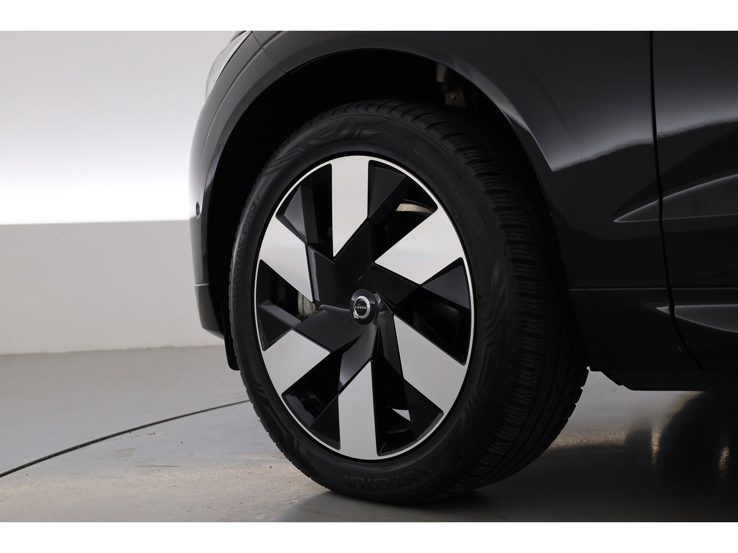 Volvo XC60 2.0 T8 Plug-in hybrid AWD Ultimate Dark | Pano | Trekhaak | HUD | Pilot Assist | Bliss | Leder | H&K | 360cam | Stoel- Stuurverw.