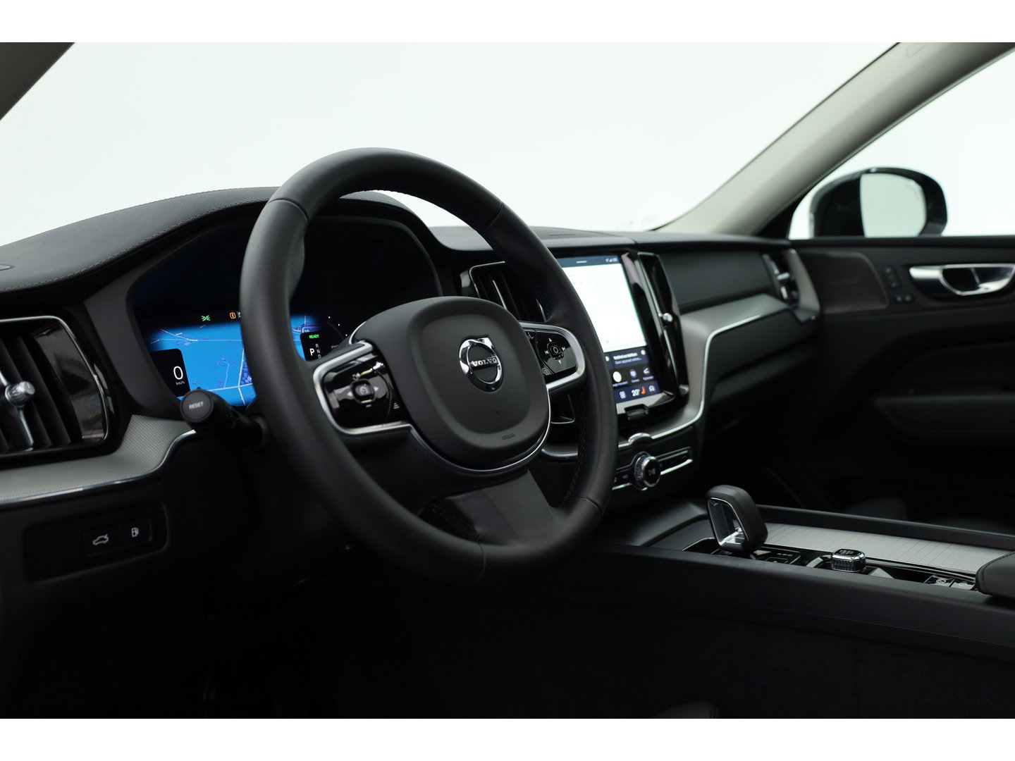 Volvo XC60 2.0 T8 Plug-in hybrid AWD Ultimate Dark | Pano | Trekhaak | HUD | Pilot Assist | Bliss | Leder | H&K | 360cam | Stoel- Stuurverw.