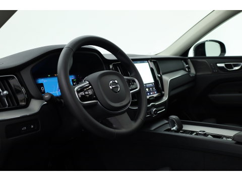 Volvo XC60 2.0 T8 Plug-in hybrid AWD Ultimate Dark | Pano | Trekhaak | HUD | Pilot Assist | Bliss | Leder | H&K | 360cam | Stoel- Stuurverw.