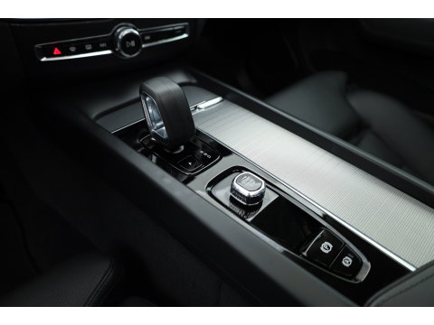 Volvo XC60 2.0 T8 Plug-in hybrid AWD Ultimate Dark | Pano | Trekhaak | HUD | Pilot Assist | Bliss | Leder | H&K | 360cam | Stoel- Stuurverw.