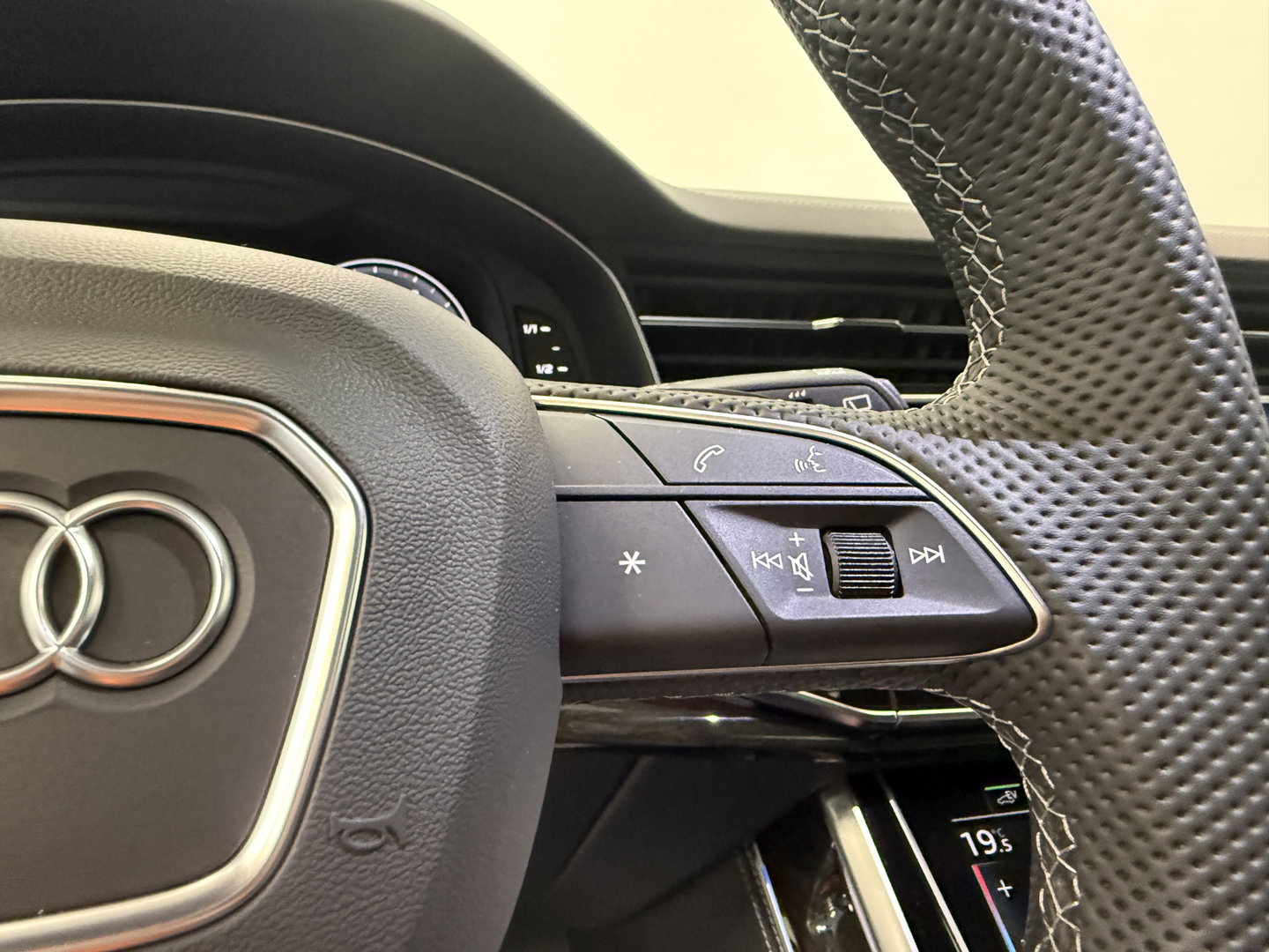 Audi Q8 60 TFSI e quattro Pro Line S Competition ACC Panoramadak 4 Wiel besturing
