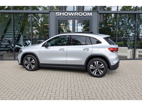 Mercedes-Benz GLA 220 d PANO KEYLESS CAM