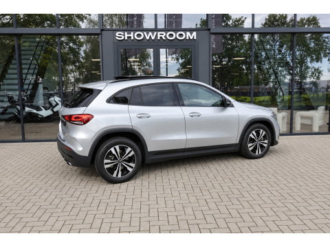 Mercedes-Benz GLA 220 d PANO KEYLESS CAM