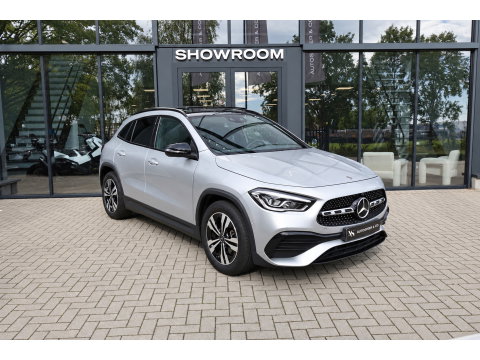 Mercedes-Benz GLA 220 d PANO KEYLESS CAM