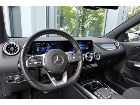 Mercedes-Benz GLA 220 d PANO KEYLESS CAM