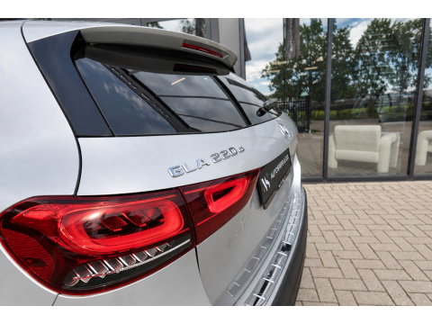 Mercedes-Benz GLA 220 d PANO KEYLESS CAM
