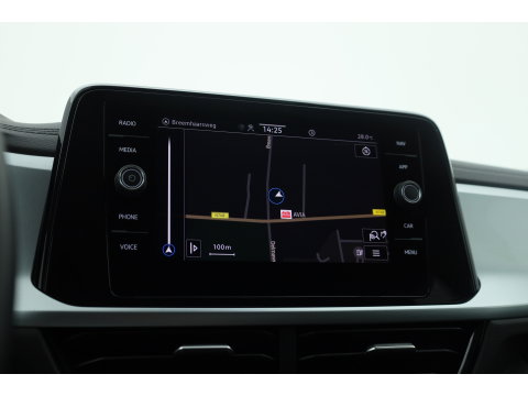 Volkswagen T-Roc 1.5 TSI 150pk DSG | Afn. Trekhaak | Navi | Apple CarPlay | PDC V+A | Stoelverw. | LED | Adapt. Cruise