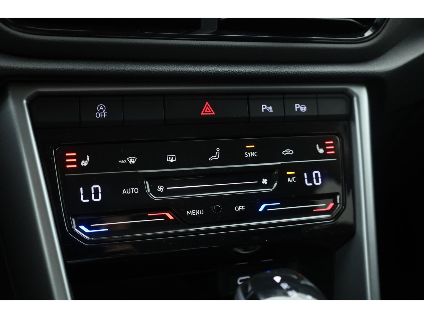 Volkswagen T-Roc 1.5 TSI 150pk DSG | Afn. Trekhaak | Navi | Apple CarPlay | PDC V+A | Stoelverw. | LED | Adapt. Cruise