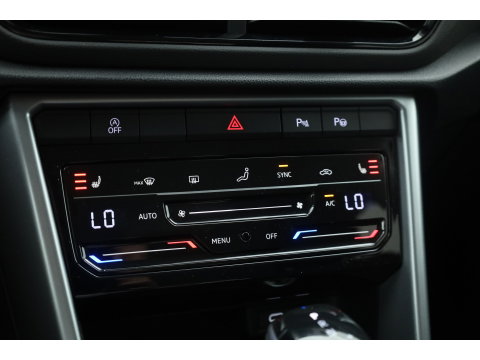Volkswagen T-Roc 1.5 TSI 150pk DSG | Afn. Trekhaak | Navi | Apple CarPlay | PDC V+A | Stoelverw. | LED | Adapt. Cruise