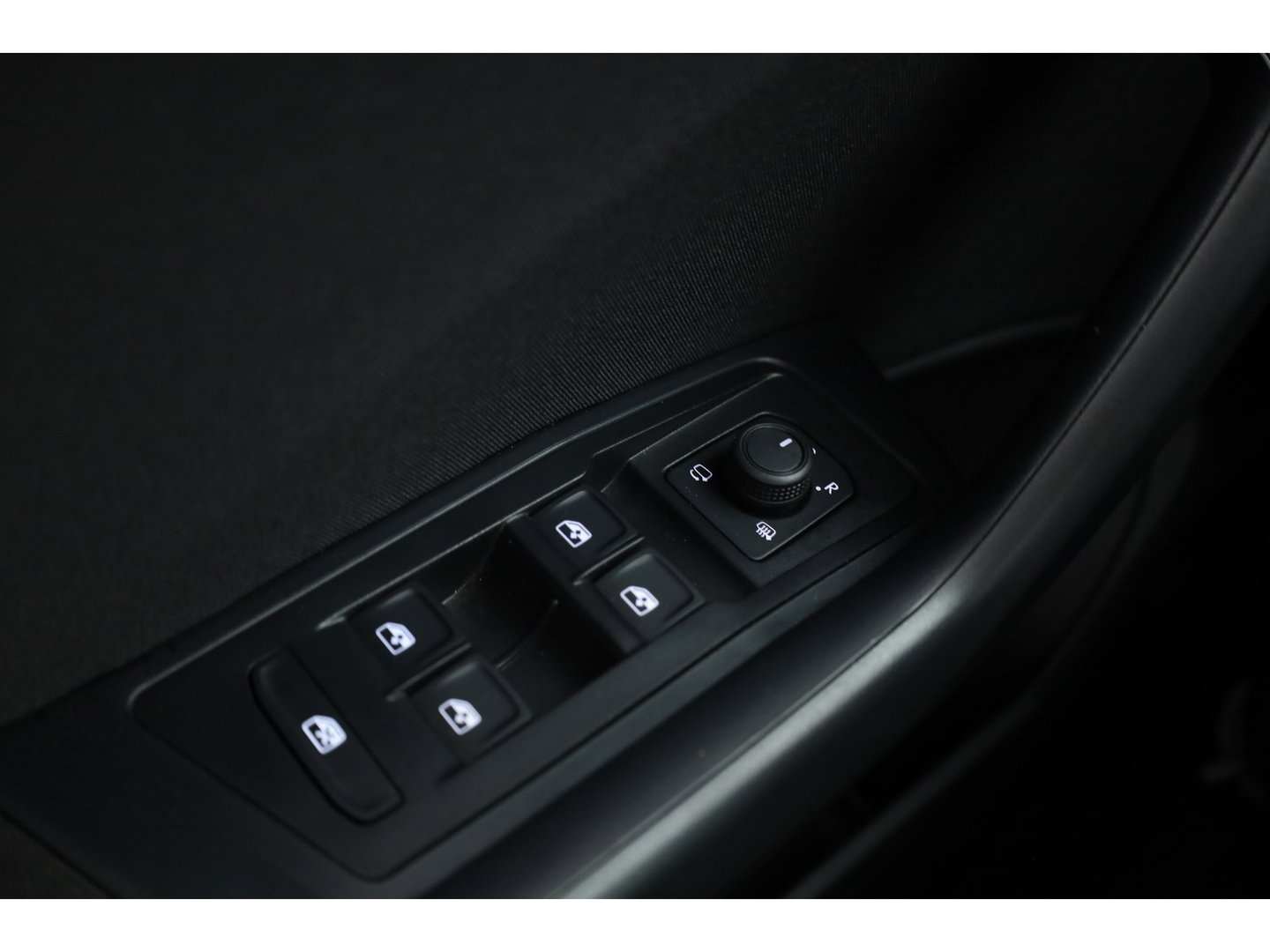 Volkswagen T-Roc 1.5 TSI 150pk DSG | Afn. Trekhaak | Navi | Apple CarPlay | PDC V+A | Stoelverw. | LED | Adapt. Cruise