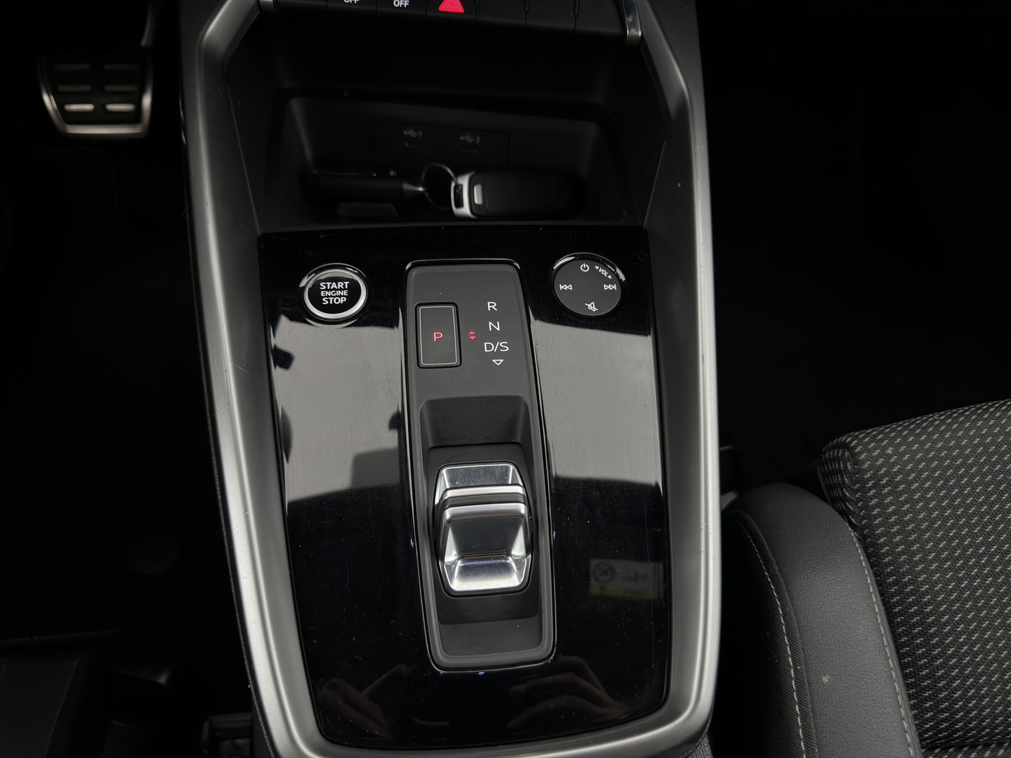 Audi A3 Limousine 35 TFSI S edition (INCL-BTW)  *AUT | 1/2 LEATHER | MATRIX-LED | HEATED-SPORTSEATS | CRUISE | CAMERA | DIGI-COCKPIT | NAVI-FULLMAP | PRIVACY-GLASS | AMBIENT-LIGHT | ECC | PDC | 18''ALU*