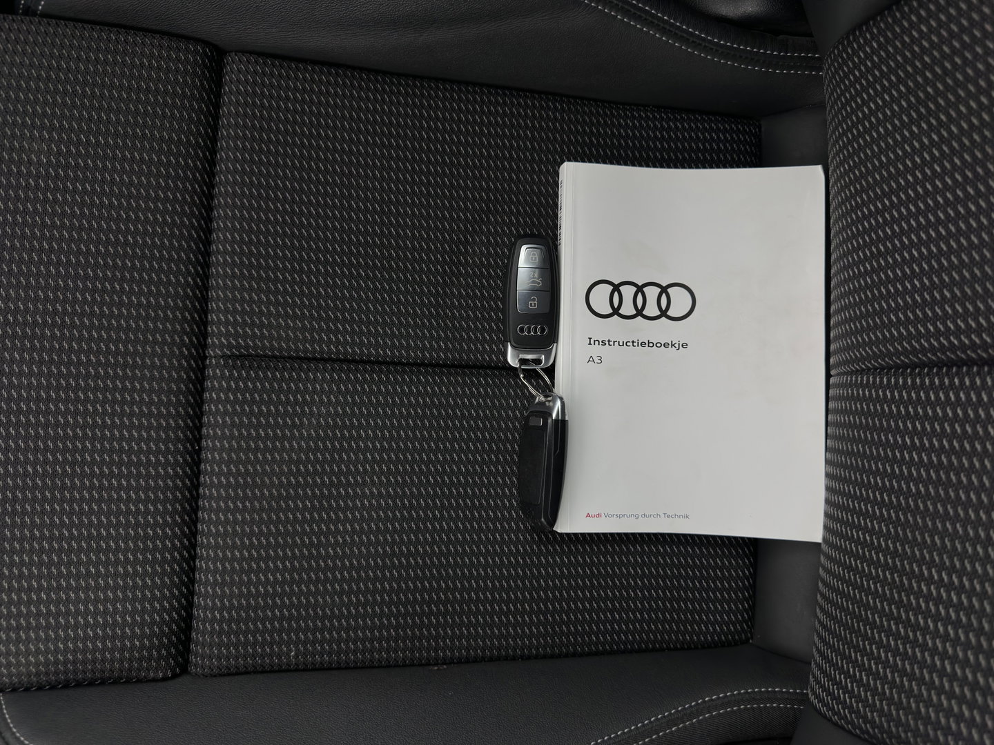 Audi A3 Limousine 35 TFSI S edition (INCL-BTW)  *AUT | 1/2 LEATHER | MATRIX-LED | HEATED-SPORTSEATS | CRUISE | CAMERA | DIGI-COCKPIT | NAVI-FULLMAP | PRIVACY-GLASS | AMBIENT-LIGHT | ECC | PDC | 18''ALU*