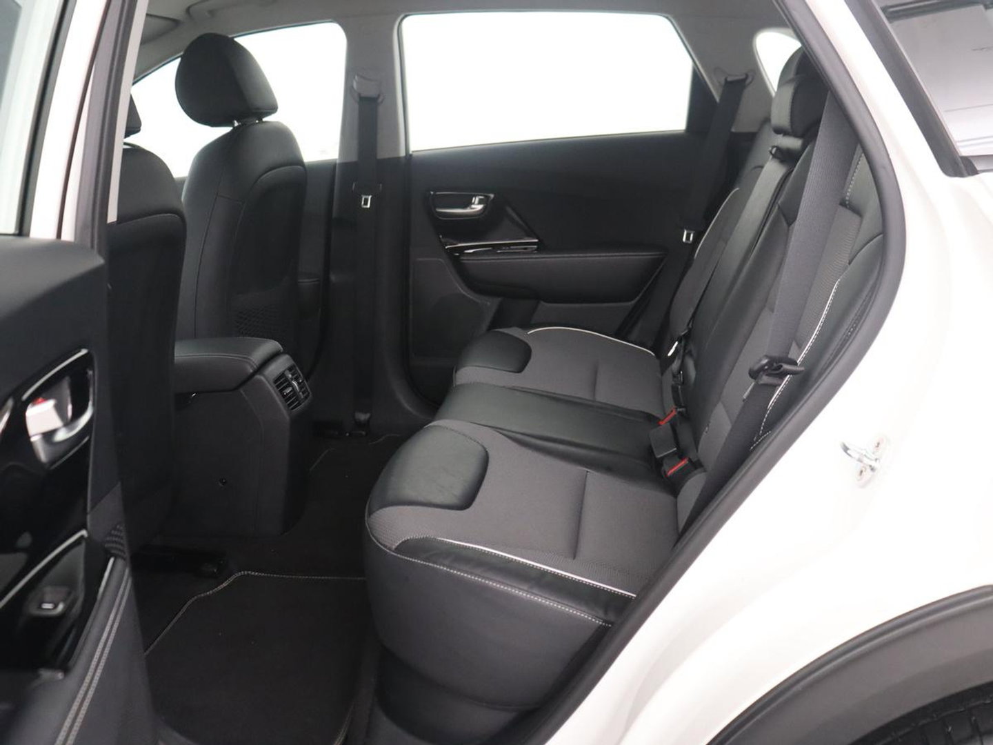 Kia e-Niro ComfortLine 64 kWh | SOH 95.9% | Adaptive cruise | Half Leder | Carplay | Climate control | Camera | Navigatie | Park assist