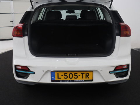 Kia e-Niro ComfortLine 64 kWh | SOH 95.9% | Adaptive cruise | Half Leder | Carplay | Climate control | Camera | Navigatie | Park assist