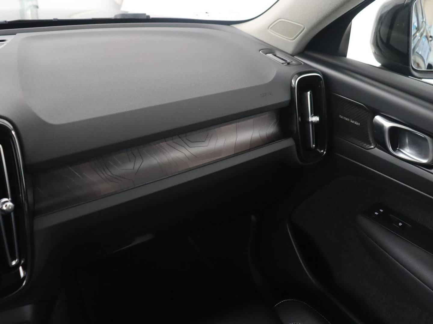Volvo XC40 1.5 T4 Plug-in hybrid Ultimate Dark | SOH 87,6% | Panoramadak | Trekhaak | Leder | Stuur/stoel verwarming | Harman/kardon | Adaptive cruise | Camera |