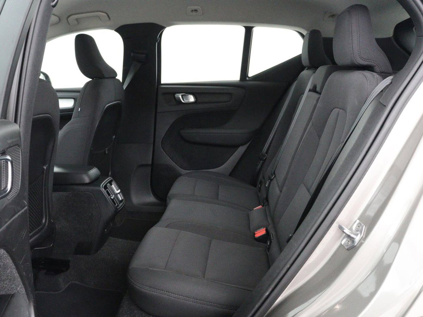 Volvo XC40 1.5 T2 Business Pro | 1e eigenaar | Trekhaak | Carplay | Navigatie | Adaptive cruise | Side Assist | Full LED | Climate control | Keyless | Parkeerhulp | Bluetooth | 19'' lichtmetalen velgen