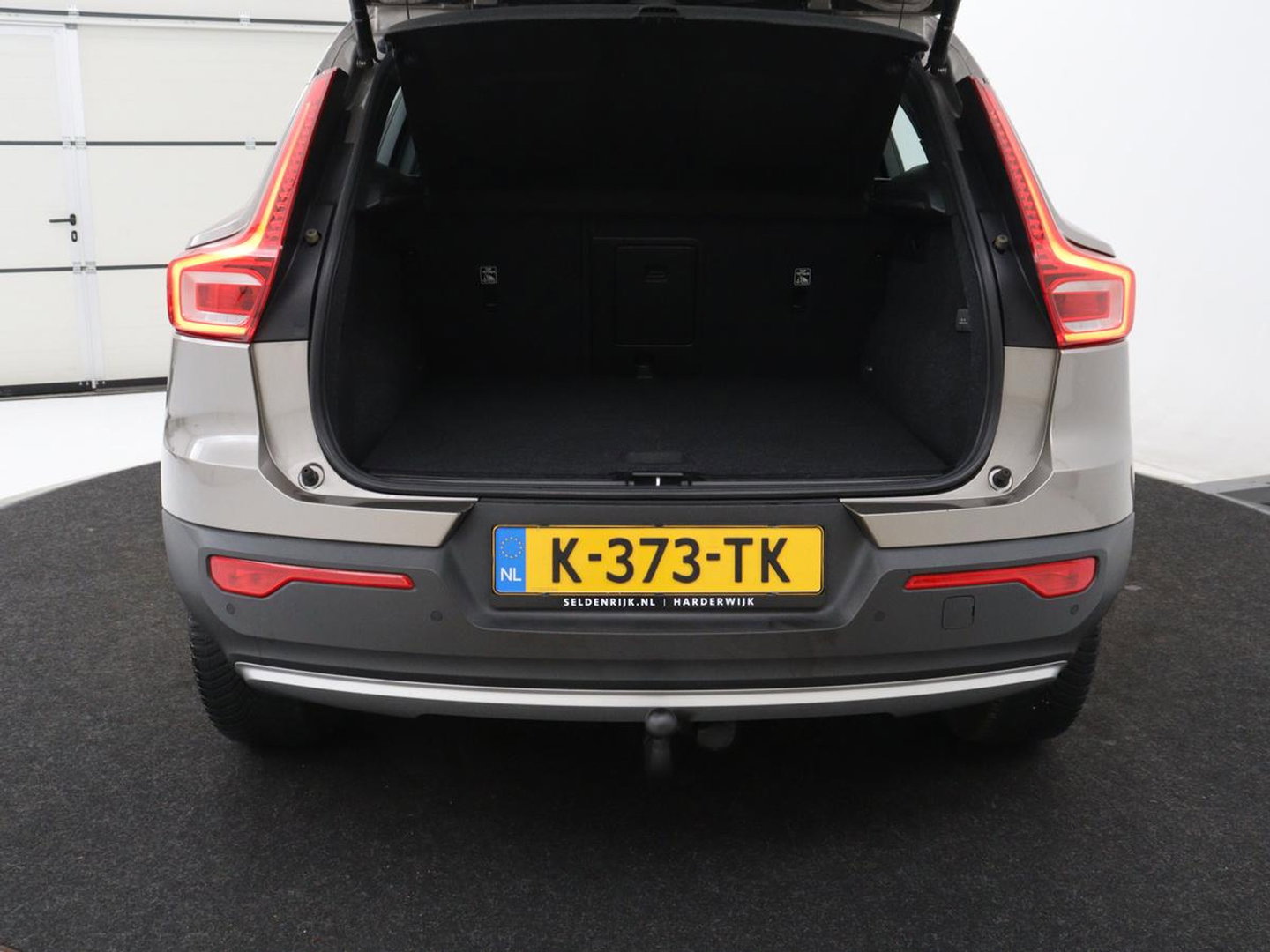 Volvo XC40 1.5 T2 Business Pro | 1e eigenaar | Trekhaak | Carplay | Navigatie | Adaptive cruise | Side Assist | Full LED | Climate control | Keyless | Parkeerhulp | Bluetooth | 19'' lichtmetalen velgen