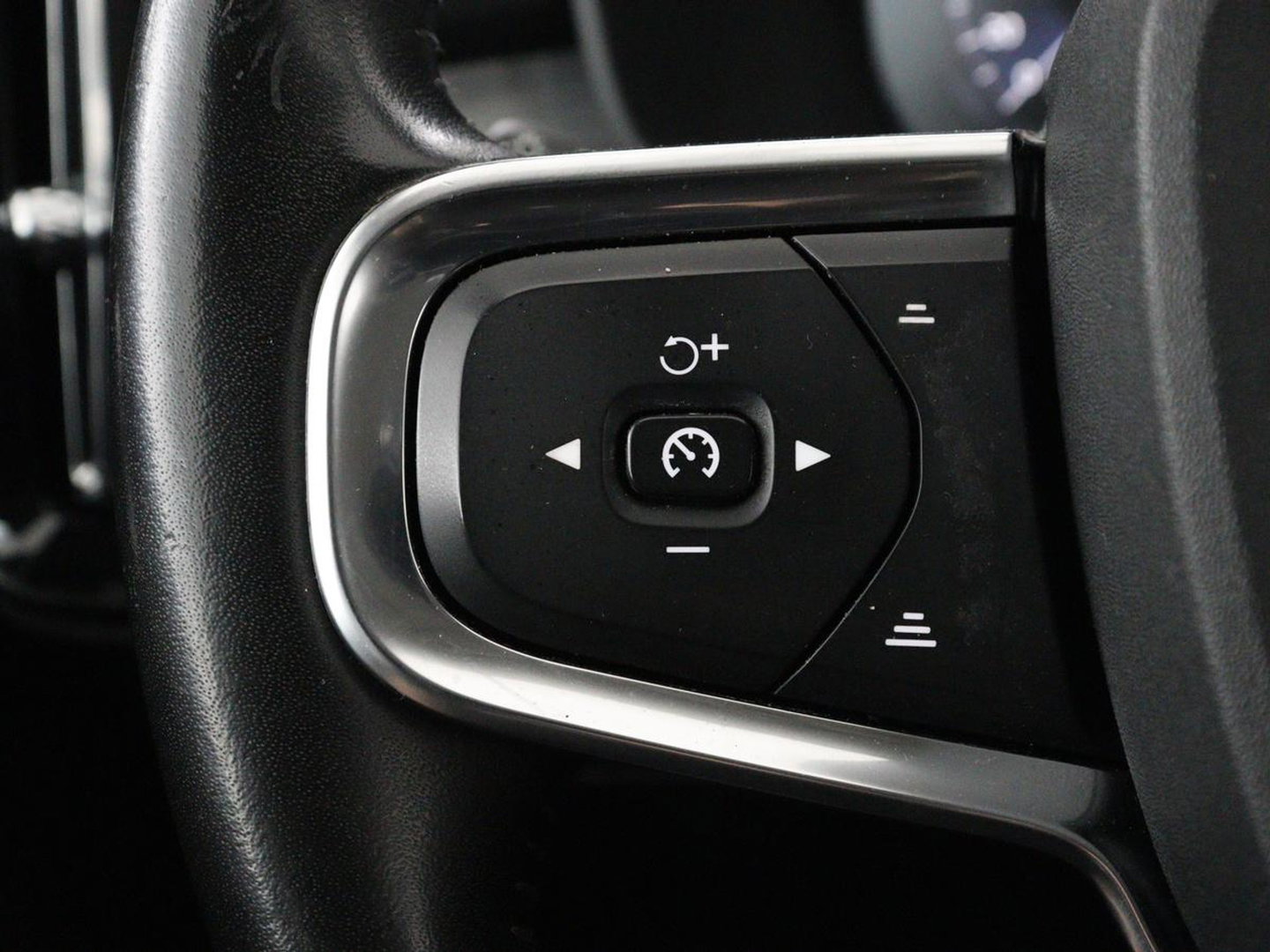 Volvo XC40 1.5 T2 Business Pro | 1e eigenaar | Trekhaak | Carplay | Navigatie | Adaptive cruise | Side Assist | Full LED | Climate control | Keyless | Parkeerhulp | Bluetooth | 19'' lichtmetalen velgen