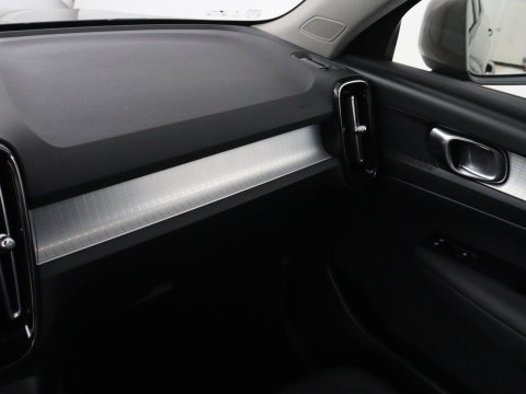 Volvo XC40 1.5 T2 Business Pro | 1e eigenaar | Trekhaak | Carplay | Navigatie | Adaptive cruise | Side Assist | Full LED | Climate control | Keyless | Parkeerhulp | Bluetooth | 19'' lichtmetalen velgen