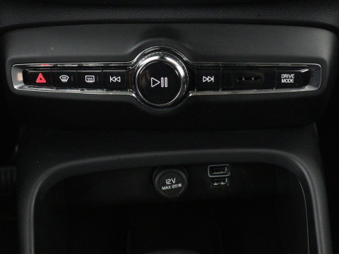 Volvo XC40 1.5 T2 Business Pro | 1e eigenaar | Trekhaak | Carplay | Navigatie | Adaptive cruise | Side Assist | Full LED | Climate control | Keyless | Parkeerhulp | Bluetooth | 19'' lichtmetalen velgen