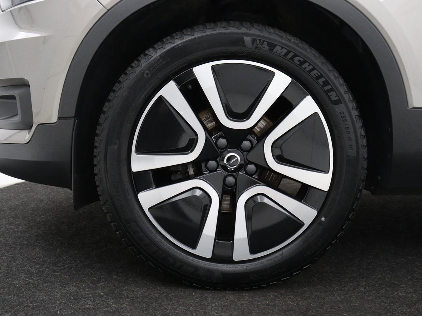 Volvo XC40 1.5 T2 Business Pro | 1e eigenaar | Trekhaak | Carplay | Navigatie | Adaptive cruise | Side Assist | Full LED | Climate control | Keyless | Parkeerhulp | Bluetooth | 19'' lichtmetalen velgen
