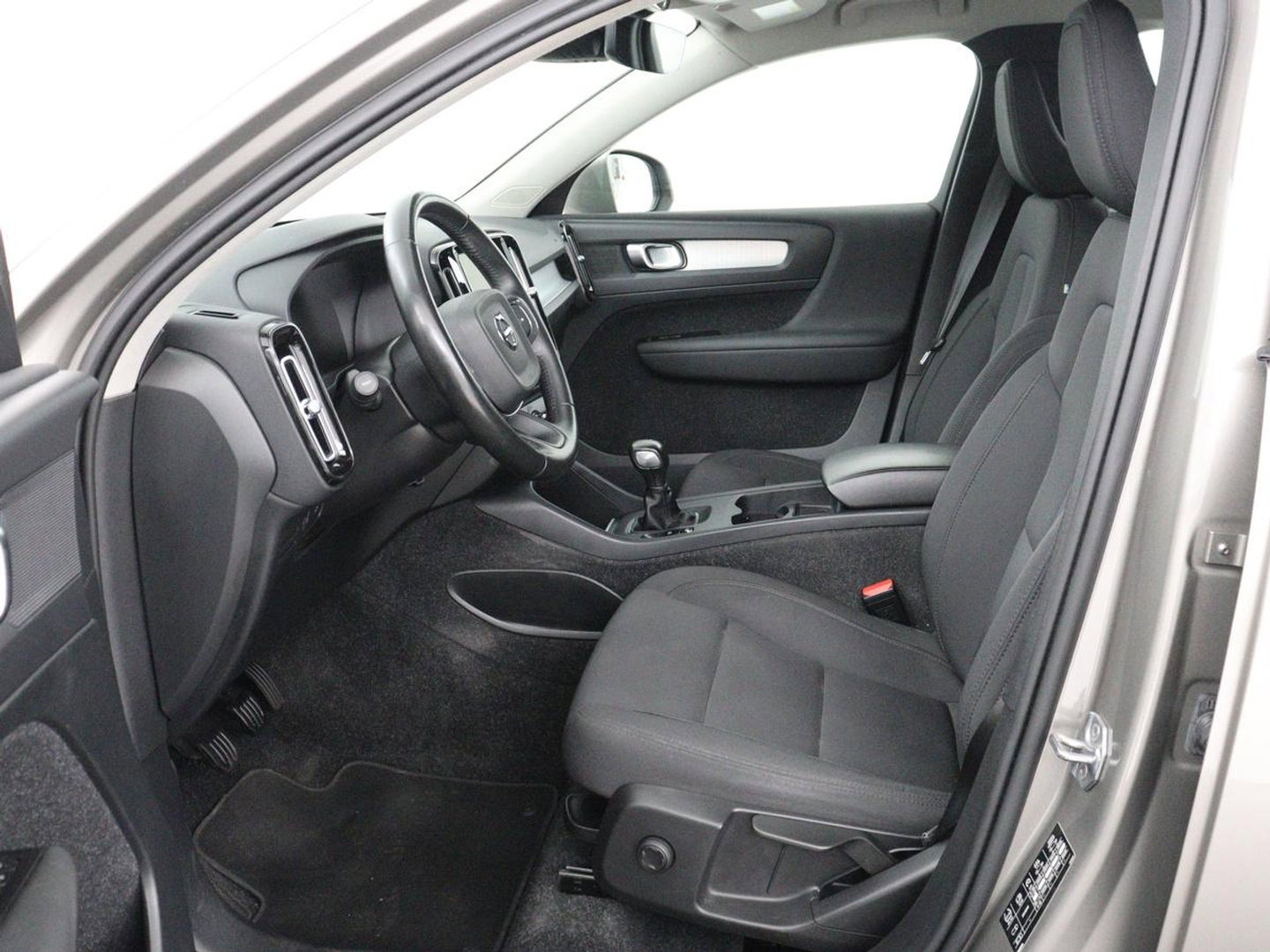Volvo XC40 1.5 T2 Business Pro | 1e eigenaar | Trekhaak | Carplay | Navigatie | Adaptive cruise | Side Assist | Full LED | Climate control | Keyless | Parkeerhulp | Bluetooth | 19'' lichtmetalen velgen