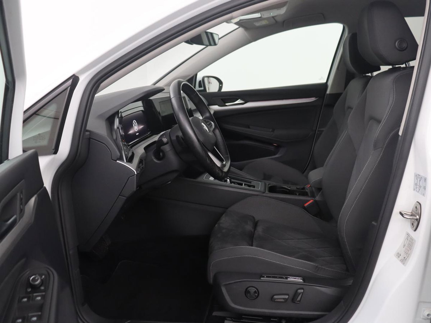 Volkswagen Golf Variant 1.5 eTSI Life Business | Trekhaak | Camera | Stoelverwarming | Apple Carplay |