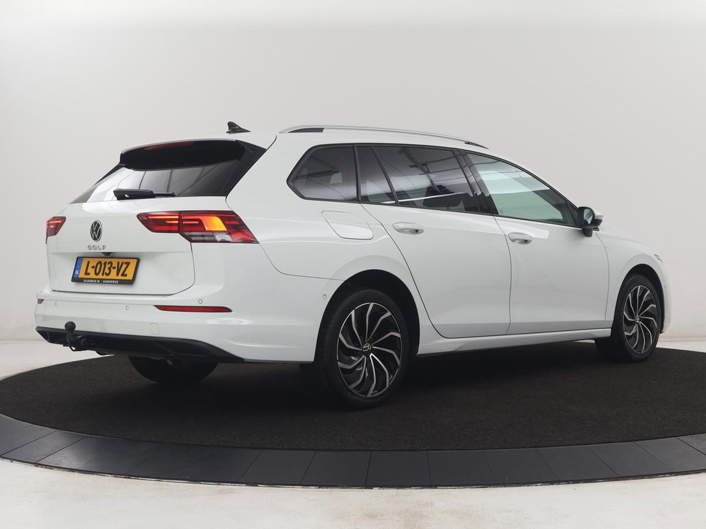 Volkswagen Golf Variant 1.5 eTSI Life Business | Trekhaak | Camera | Stoelverwarming | Apple Carplay |
