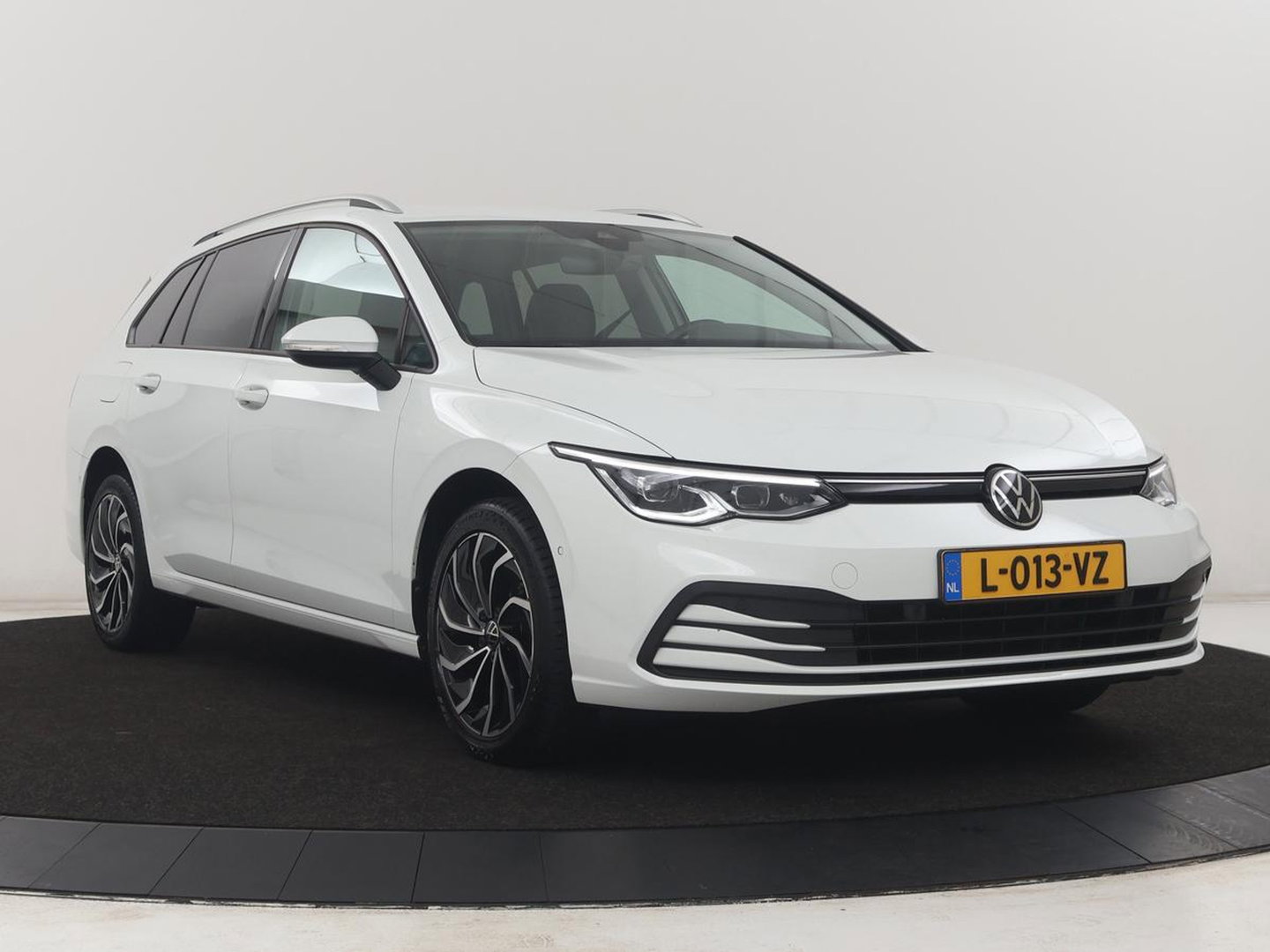 Volkswagen Golf Variant 1.5 eTSI Life Business | Trekhaak | Camera | Stoelverwarming | Apple Carplay |