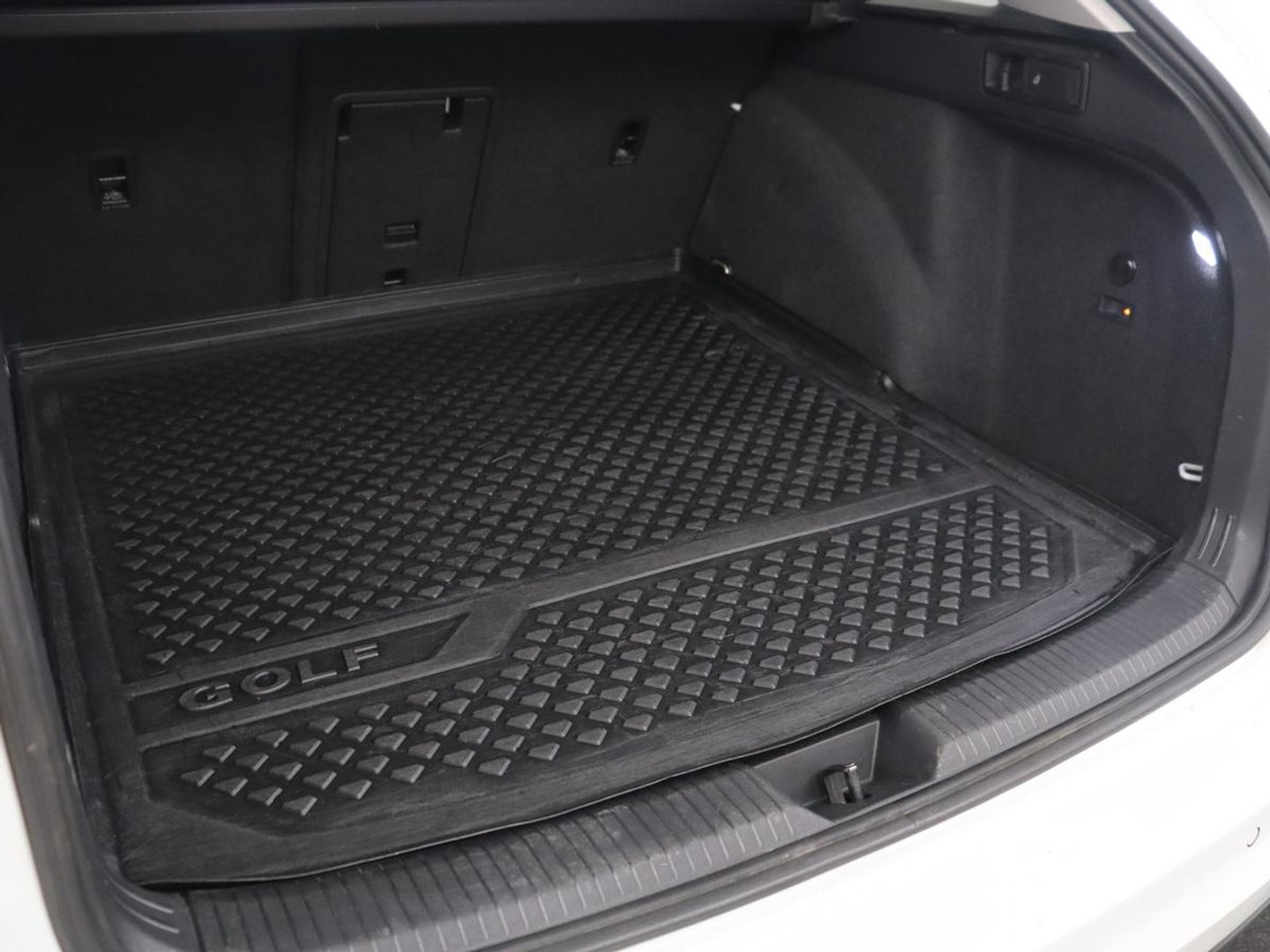 Volkswagen Golf Variant 1.5 eTSI Life Business | Trekhaak | Camera | Stoelverwarming | Apple Carplay |