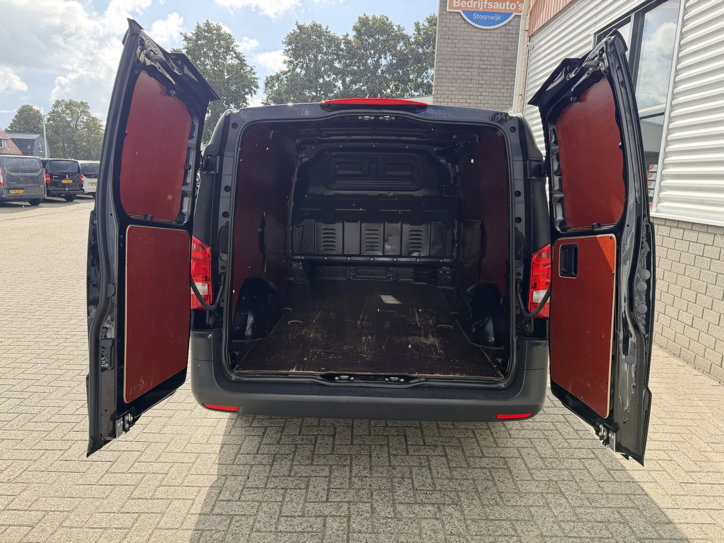Mercedes-Benz Vito 110 CDI Lang L2H1 / euro 6 / bpm vrij / vaste prijs rijklaar € 16.950 ex btw / lease vanaf € 285 / airco / cruise control / navigatie / achterdeuren / comfort stoelen