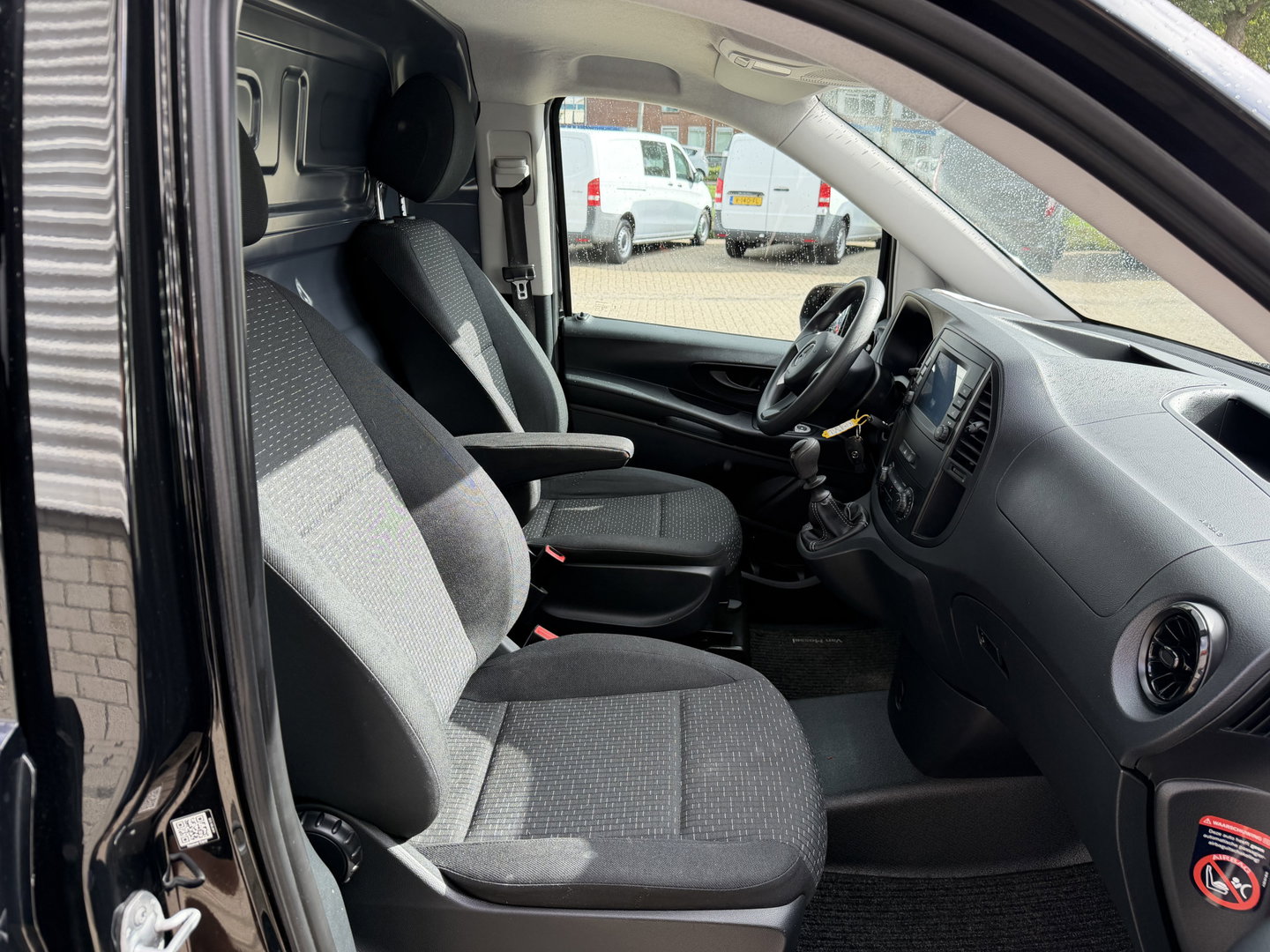 Mercedes-Benz Vito 110 CDI Lang L2H1 / euro 6 / bpm vrij / vaste prijs rijklaar € 16.950 ex btw / lease vanaf € 285 / airco / cruise control / navigatie / achterdeuren / comfort stoelen