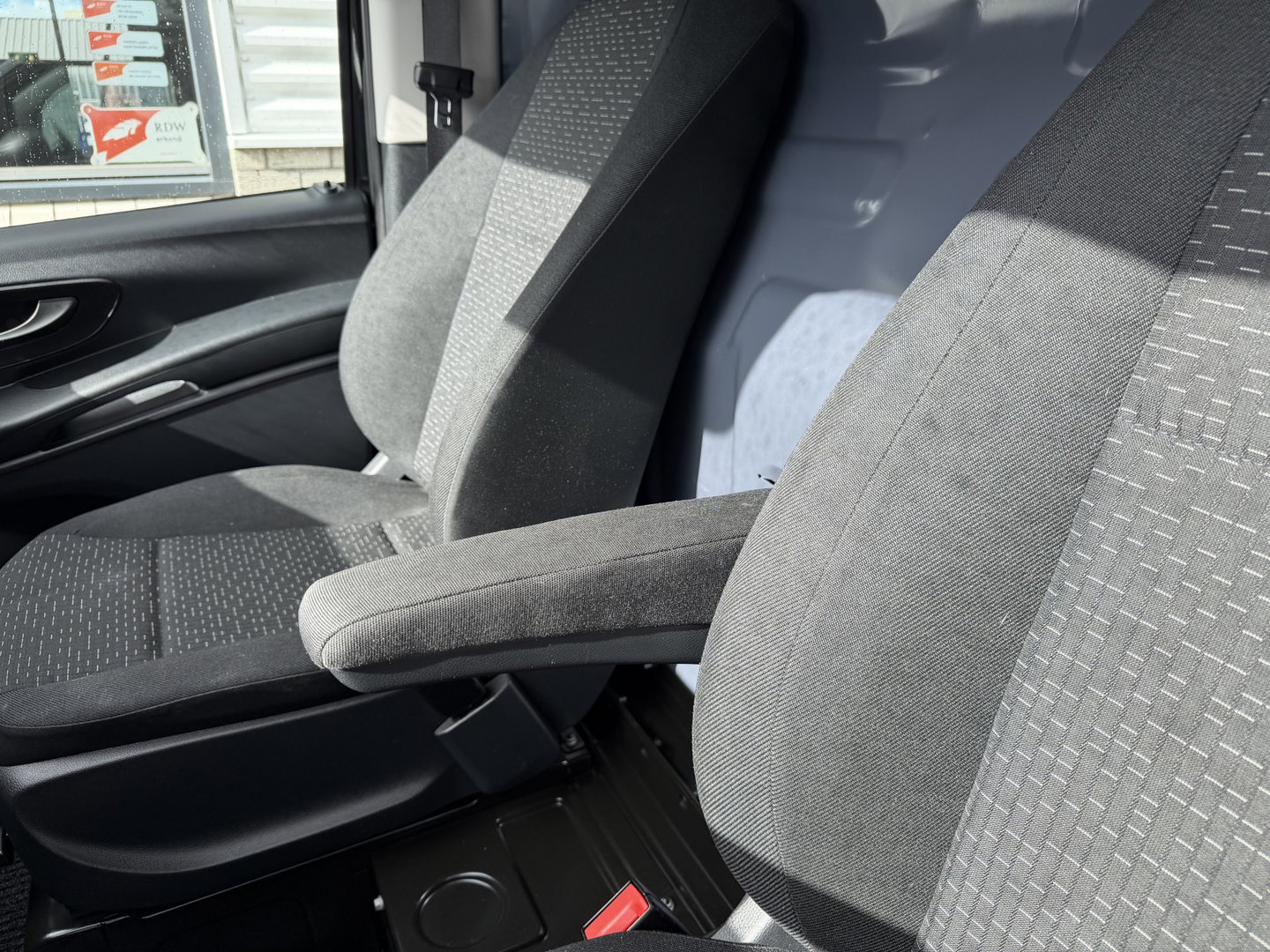 Mercedes-Benz Vito 110 CDI Lang L2H1 / euro 6 / bpm vrij / vaste prijs rijklaar € 16.950 ex btw / lease vanaf € 285 / airco / cruise control / navigatie / achterdeuren / comfort stoelen