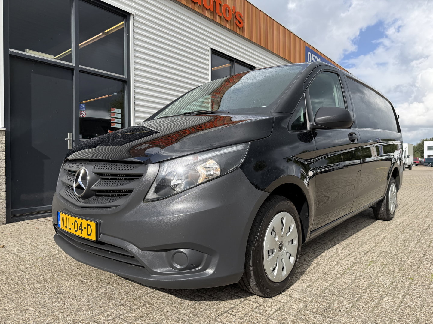 Mercedes-Benz Vito 110 CDI Lang L2H1 / euro 6 / bpm vrij / vaste prijs rijklaar € 16.950 ex btw / lease vanaf € 285 / airco / cruise control / navigatie / achterdeuren / comfort stoelen