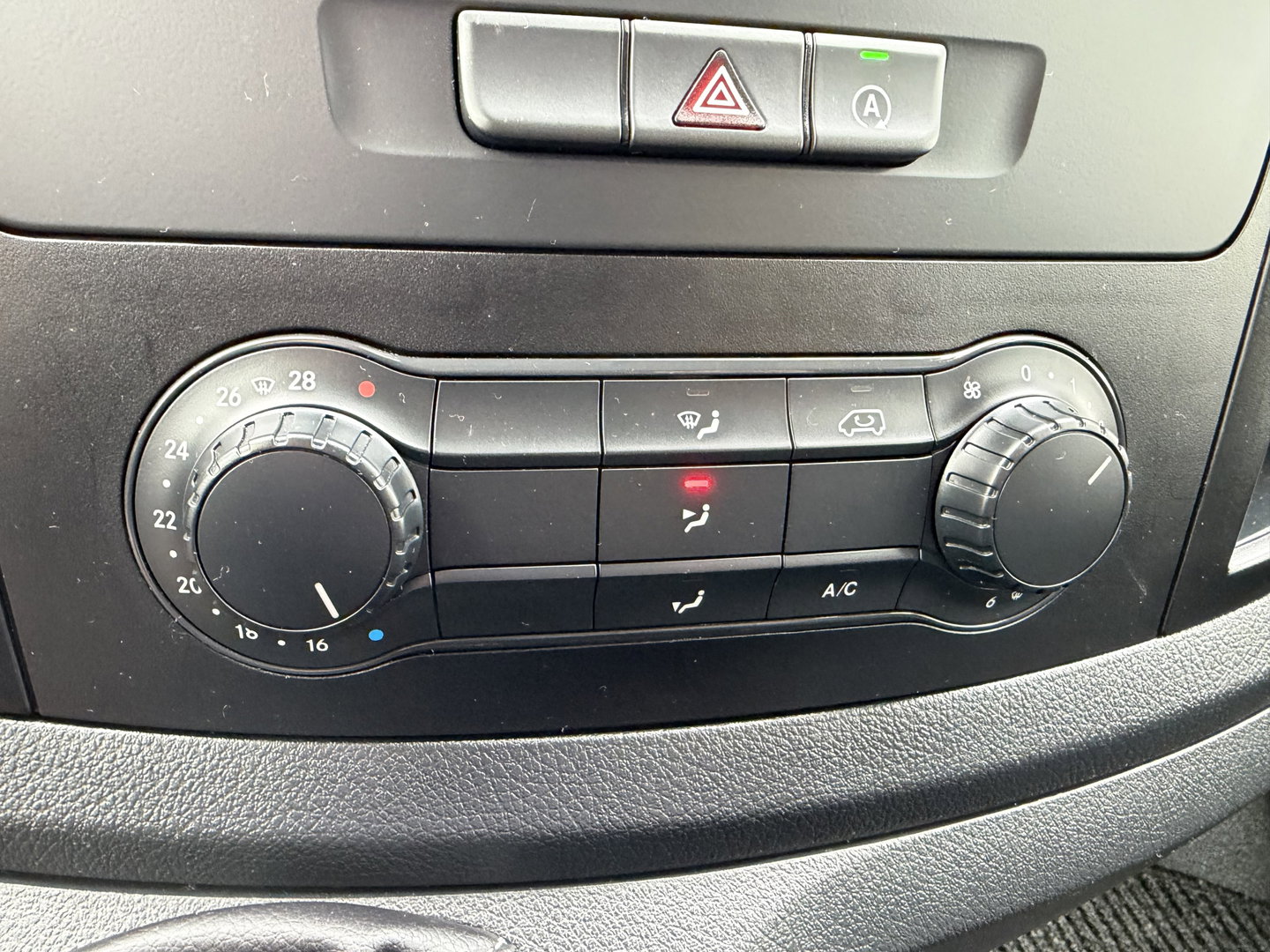 Mercedes-Benz Vito 110 CDI Lang L2H1 / euro 6 / bpm vrij / vaste prijs rijklaar € 16.950 ex btw / lease vanaf € 285 / airco / cruise control / navigatie / achterdeuren / comfort stoelen