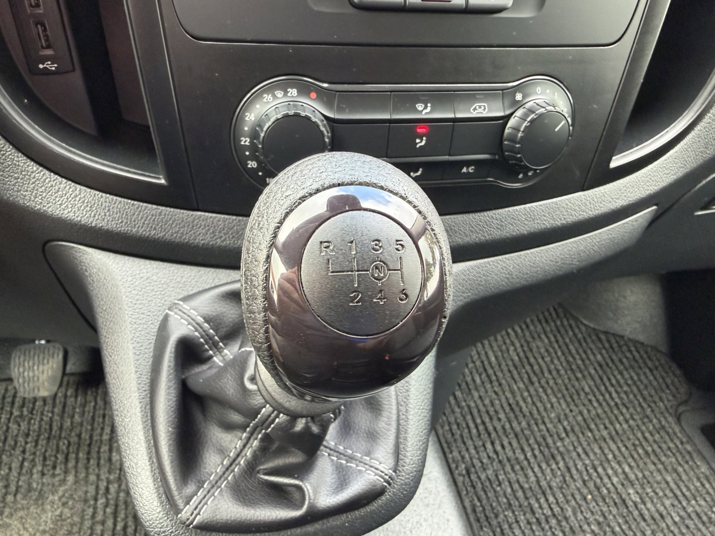 Mercedes-Benz Vito 110 CDI Lang L2H1 / euro 6 / bpm vrij / vaste prijs rijklaar € 16.950 ex btw / lease vanaf € 285 / airco / cruise control / navigatie / achterdeuren / comfort stoelen
