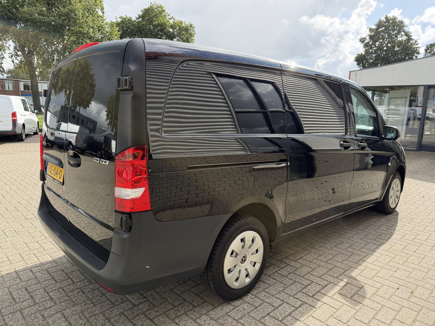 Mercedes-Benz Vito 110 CDI Lang L2H1 / euro 6 / bpm vrij / vaste prijs rijklaar € 16.950 ex btw / lease vanaf € 285 / airco / cruise control / navigatie / achterdeuren / comfort stoelen
